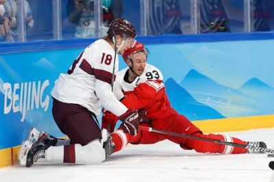 Herningensiske Peter Regin (nummer 93) var kaptajn for landsholdet, der i 2022 var med vinter-OL for første gang. Denne gang har han en rolle i kulissen, hvor han har fokus på det danske powerplay. Her er det fra kampen mod Letland.