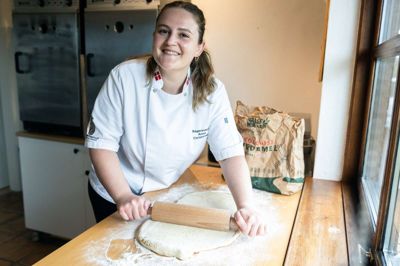 Vi besøgte sidste år Anna Bertelsen i sit hjemmebageri, hvor kunderne kunne komme og afhente bestillinger i det særlige brødskab. Nu er Bertelsen Bakery lukket.