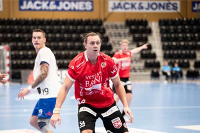 Rasmus Mørup har i to sæsoner uddelt tacklinger i det midtjyske forsvar, og det gør den 27-årige stregspiller også i de kommende to sæsoner.