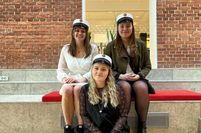 Randi Fisker, Mette Najbjerg og Caroline Bruun var blandt de første social- og sundhedsassistenter med EUX-hue på hovedet fra Social & Sundhedsskolen Herning. I Ikast-Brande Kommune oplever flere elever, som vælger at blive i faget som fastansat.