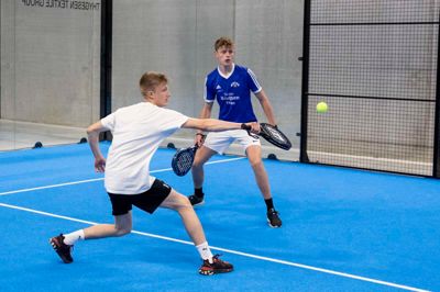 Padel er en af de mange aktiviteter, som børn i Ikast-Brande har mulighed for at prøve i løbet af sommerferien.