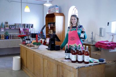 Gårdbutikken Søbogaard i Studsgård, som Ellen Jensen ejer og driver sammen med sin mand Niels, sælger blandt andet saft, marmelade og spiritus, som de selv producerer.