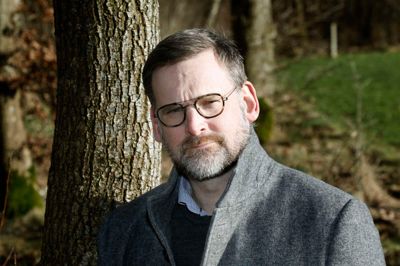 Byrådsmedlem i Herning Kommune, Claus Udbye (V), står for den officielle indvielse af Skjern Å Lystfiskerfestivals 100-års jubilæumsudgave.