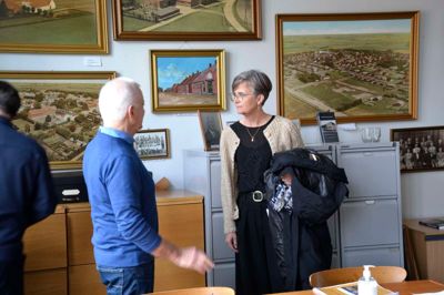 Borgmester Dorthe West på besøg i Den Gule Bygning i Vildbjerg, der huser tre lokalhistoriske arkiver. Mange af landets lokalhistoriske arkiver mangler brandsikring, konstaterer læserbrevsskribenten, der kalder det mangel på rettidig omhu og efterlyser overordnede, fælles regler for brandsikring.