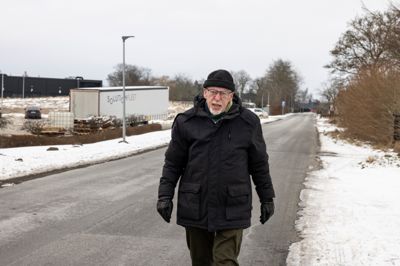Erik Lund Nielsen ved det stykke af Grøddevej, som han og »Grundejerforeningen »5 Høje« er bekymrede for. Her er for dårlig belysning, vejen er for smal - og et fortov er som minimum en nødvendighed for at undgå ulykker, mener de.