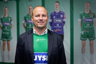 Siden januar 2017 har Jysk-logoet haft en fremtrædende placering på Silkeborg-Voels spillertrøjer, og sådan bliver det også i de kommende år. Det giver arbejdsro til direktør Jakob Andreasen.
