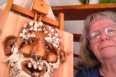 Den lokale kunstner Tove Meiner udstiller i Kunstforeningen Trehøje. Når man ser på hendes kunst, må man gerne tænke på både politik, samfundets ændringer, religion, omsorg og det glemte ord solidaritet, som hun udtrykker det.
