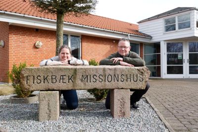 En ny stor legeplads er på vej ved Fiskbæk Missionshus. Her er Susanne Svinth i spidsen for et udvalg, der allerede har indsamlet omkring en kvart million kroner til legepladsen. Her er hun fotograferet sammen med Jakob Kjær fra bestyrelsen ved missionshusets jubilæum sidste efterår.