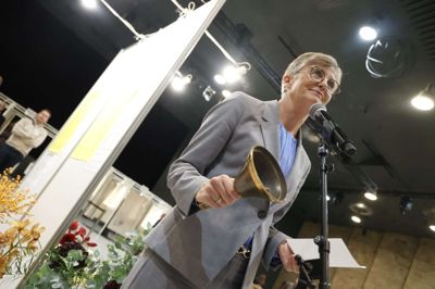 Borgmester Dorte West har god erfaring med at åbne og lukke valghandlinger i Herning Kommune - her ved efterårets kommunalvalg - men ved tirsdagens folketingsvalg har hun måttet finde en afløser.