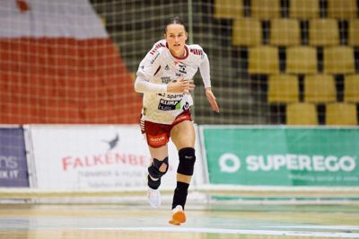 Karen Klokker spurter hjemad efter en Ikast-scoring. Netop det bliver vigtigt i aftenens opgør mod Viborg, der er ligaens skarpeste på såkaldt hurtig midte. Det vil sige scoringer som modsvar på indkasserede mål indenfor ganske få sekunder.