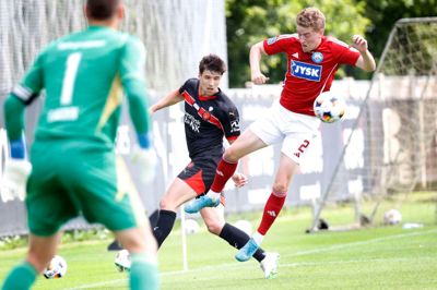 Adam Gabriel sender et indlæg af sted for snuden af Silkeborgs Andreas Poulsen i en træningskamp sidste sommer.