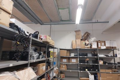Her kom tyvene ned gennem taget og ned i lageret hos AV Distribution A/S i Sørvad. Udstyr til computere for omkring en million kroner blev stjålet fra virksomheden.