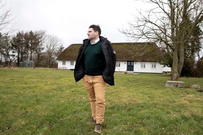 Mads Fuglede kan fra sin hjemmeadresse i Hvingel ved Tim i Ringkøbing-Skjern Kommune igen se sig som valgt til Folketinget. Han er enormt glad for det gode valg i kommunen, hvor han endte med at få 3053 personlige stemmer.