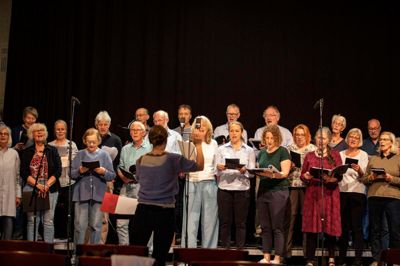 Siim City Singers samler ikke mindre end 10 kor på Mølleskolen på Korsangens Dag. Foto: Martin Ballund