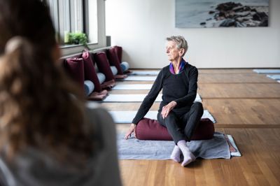 Hella Carstensen er 93 år og har gået til yoga i mere end 50 år. Hun har regnet ud, at hun har »slidt« otte yogalærere op. Yoga har ikke kun givet hende en stærk ryg. Yoga giver hende også ro i sindet.