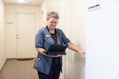 Ved forrige budgetforlig satte forligspartierne penge af til elektroniske dørlåse på ældreområdet. Nu er de sidste blevet sat op, så vi tog med hjemmeplejen ud for at se, hvordan de virker ude ved en borger i Brande.