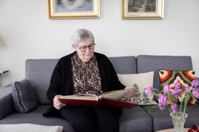 Ved budgetforliget satte forligspartierne penge af til elektroniske dørlåse hos alle de borgere, som bor i ældreboliger. Det øger både privatliv og sikkerhed. Vi tager med ud og ser, hvordan det fungerer, når hjemmehjælpen kommer - og hvad en borger selv siger til den nye lås.