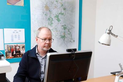 Henrik Engedahl (V) har bedt om, at sundheds- og ældreudvalget får en orientering om sagen og afviser ikke, at der kan ske noget politisk, hvis der viser sig at være behov for ændringer i hjemmeplejen. Indtil videre er det dog for tidligt at sige noget endegyldigt om, siger han.