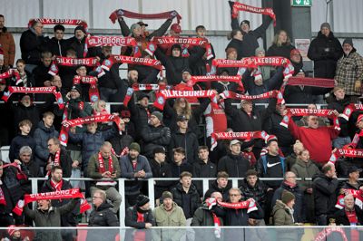 5670 tilskuere mødte op søndag, hvor de fleste billetter ellers var delt ud. der er plads til cirka 9400 tilskuere på Jysk Park.