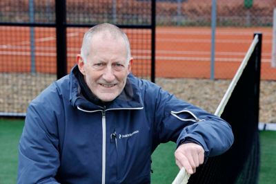 Kurt Skræddergaard og Lind Tennis & Padel jagter finansieringen af en hybridbane.