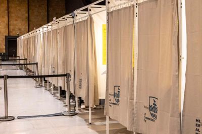Klargøringen af stemmeboksene er bare en af de opgaver, som skal løses frem mod valgdagen 24. marts.