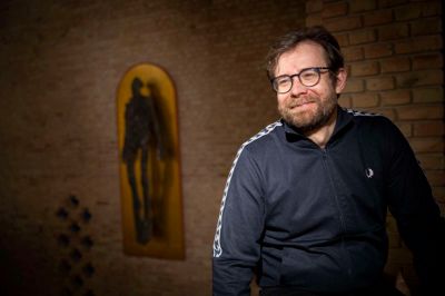 Jakob Nissen er provst i Silkeborg og fører tilsyn med 24 lokale kirker og sogne. Blandt andet Tvilum, der har været udsat for mindst to indbrud siden 2018. Skal kostbare stole genanskaffes - eller bør man tage i Ikea? Diskussionen er igen aktuel og helt legitim, understreger Jakob Nissen. Foto: Jakob Stigsen Andersen