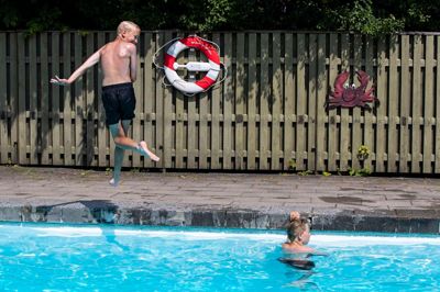 Børnene på Engesvang Skole rykker svømmeundervisningen over i friluftsbadet, og det har fået svømmelæreren til at juble, for nu har flere børn lært at svømme.