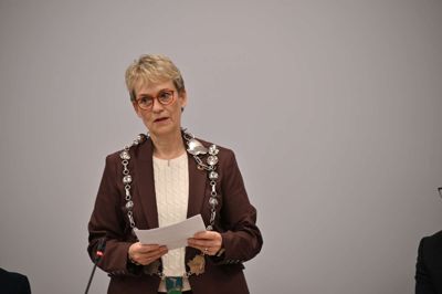 Borgmester Lone Andersen (V) erkender, at det er en meget vanskelig sag, der nu skal undersøges nærmere. Tirsdag 11. august henter hun hjælp fra Kommunernes Landsforening for at få skrevet kommissoriet for den uvildige undersøgelse.