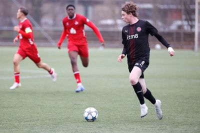 Frederik Bunten og FCM's U19-hold ses her i storkampen mod tyske FC Köln i UEFA Youth League. Bunten og de øvrige U19-spillere kæmper også uden for banen - blandt andet med et nyt forløb, hvor de lærer om medier, interviewteknik og personlig branding.