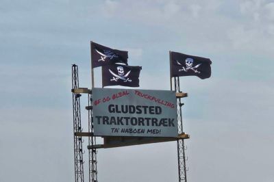 Det årlige traktortræk i Gludsted har fået en lidt anden optakt end forventet. Beskyldninger mod arrangørgruppen har skabt uro. Nu melder formanden ud og inviterer til generalforsamling, hvor det er muligt at stille spørgsmål og få indblik i regnskaberne, som ifølge Brian Nørlund vil aflive enhver mistanke.