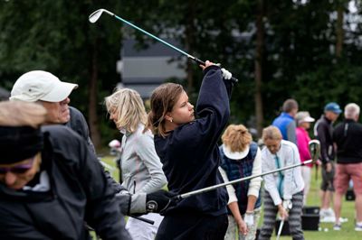 I 32 år har »Højskole & Golf« trukket turister til Ikast - i alle aldre som set på billedet. I år har konceptet slået rekord i en række af rekorder på Idrætsskolerne Ikast.