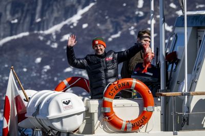 Kong Frederik besøgte senest Grønland i april sidste år, hvor han blandt andet fangede en rødfisk på en sejltur på fjorden ved den grønlandske hovedstad, Nuuk. (Arkivfoto).