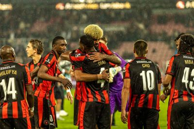 Philip Billing krammer Ousmane Diao efter sin første scoring for FC Midtjylland. Billing scorede til 1-0 i det 79. minut af derbyet mod Viborg i september på MCH Arena. Et langt indkast fra Kevin Mbabu blev headet mod mål af Diao. Billing scorede på riposten.