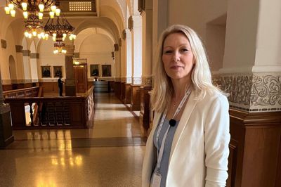 Dina Andersen-Raabjerg oplever det ikke som problematisk, at hun har ændret efternavn og dermed kommer højere op på stemmesedlen ved folketingsvalget.