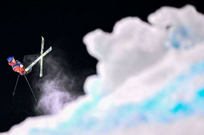 Ulrik Samnøy er en af flere dygtige norske OL-atleter i freestyle. Den norske skiløber var med i tirsdagens disciplin big air for herrer. I fremtiden lyder bekymringen i Norge, at der måske er færre, der vil dyrke skisport på grund af manglende sne og kortere vintre. (Arkivfoto).
