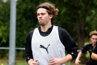 Mads Bech Sørensen, FC Midtjyllands anfører, var meldt ude med en knæskade i fire til seks uger, men allerede i dag, torsdag, var midtstopperen retur på træningsbanen i Herning.