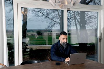 Mustafa Arslan er som formand for social- og arbejdsmarkedsudvalget i Ikast-Brande berørt over nyheden om de mange Siemens-fyringer, men han forsikrer, at kommunen er klar til at hjælpe de berørte medarbejdere.