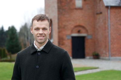 Andreas Gjaldbæk-Knudsen, sognepræst i Herborg, Nr.Vium og Troldhede kirker, skal på barselsorlov fra maj til slutningen af oktober, hvor der i mellemtiden ansættes en vikar i stillingen.