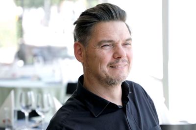 Michael Bjerregaard, hotelchef for Hotel Falken i Videbæk, afslører, at han ikke er håndboldmand, men han vil alligevel synes, det vil være underligt, hvis Herning mister sin status som håndboldhovedstad. Det siger han, selvom det ikke er til de store slutrunder, hotellet i Videbæk trækker flest overnatninger.