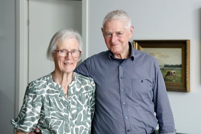 Anna Marie og Peder Østergaard er netop flyttet fra et stort hus i Vildbjerg til et mindre rækkehus i byen. Det var et passende tidspunkt at indskrænke bolig- og havearealet på, selv om de stadig har en hverdag med mange gøremål.
