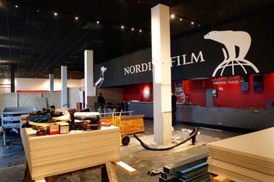 Hele den ene side af foyeren i biografen er spærret af for gæster de næste otte uger.