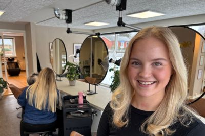 Cecilie Guldhammer Andersen, der er i frisørlære hos Maria's Hairværk i Spjald, har fået en fin start på DM i Skills i Hjørring.