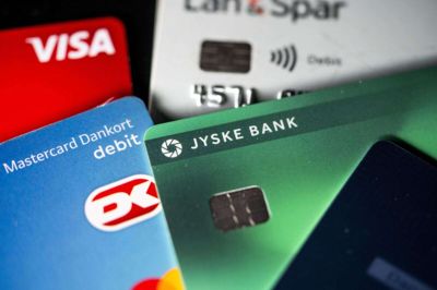 Borgere over hele landet er blevet lokket til at udlevere deres hævekort til falske bankbude. Torsdag blev en 32-årig mand varetægtsfængslet ved Retten i Herning. Han er sigtet for over to dage at have svindlet seks ældre kvinder i Kibæk, Herning og Vejle for mere end 40.000 kroner og stjålet guldsmykker.