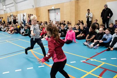 Ikast-Brande Kommune er igen kåret som skoleidrætskommune. Her ses elever fra Ikast Østre Skole i fuld bevægelse.