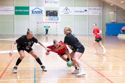 Stemningen er god, men det er småt med plads i Ejstrupholm Hallen. Men nu er ejstrupholmerne i gang med en stor udvidelse af hallen.