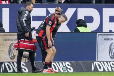 Rasmus Nissen Kristensen blev tilset af Frankfurts lægestab under lørdagens kamp mod Borussia Mönchengladbach, men valgte at fortsætte. I pausen lod branditten sig udskifte. I forvejen spillede han med maske efter at have brækket næsen i et opgør mod Werder Bremen 16. januar.