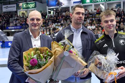 Fra venstre er det direktør Jesper Schou, der overrakte blomster til Rasmus Lauge og Mads Svane Knudsen, efter de vandt EM-guld med landsholdet.