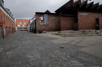 En 19-årig mand blev natten til søndag ramt af knivstik i Smallegade. Han er uden for livsfare.