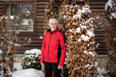 Tom Goldenbeck Hansen er lokalhistoriker og har skrevet rigtig mange sider om Ejstrupholm. Han er født og opvokset i Ejstrupholm og bor stadig i sit træhus fra 1973.