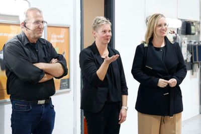 Bykoordinator Birthe Luckmann (i midten), har inviteret sin gamle skolekammerat økonomiminister Stephanie Lose (til højre) til Vildbjerg, hvor der blev holdt et uformelt møde i erhvervsforening regi. Mødet fandt sted hos Autohjørnet, hvor indehaver Søren Nyholm (til venstre) bød på kaffe og rundvisning i værkstedet. Med mere tid til arbejdet i erhvervsforeningen håber Birthe Luckmann på, at få flere ideer som disse.
